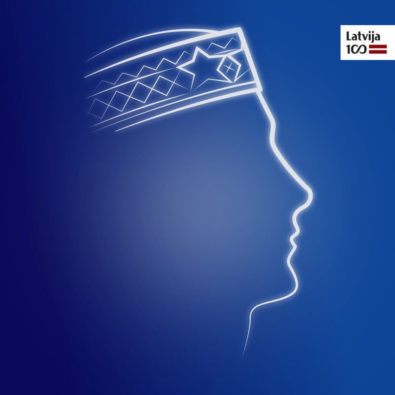 Stilizēts tautu meitas profils no piecu latu monētas, ar sudrabotām līnijām uz tumši zila fona. Augšējā labajā stūrī Latvijas simtgades logo.